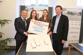 Jana Chylewski (2.v.l.) und Raphaela Halm präsentieren mit Oberbürgermeister Thomas Geisel (l.) und Stadtdirektor Burkhard Hintzsche den Siegerentwurf des Studentenwettbewerbs. Foto: Lammert