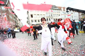 "Düsseldorf - gemeinsam jeck" - die Karnevalisten in der Landeshauptstadt feiern ihren Rosenmontagszug 2019. Foto: Melanie Zanin