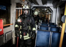 In zwölf Nächten üben Rheinbahn-Mitarbeiter und Feuerwehrleute in diesem Jahr das Vorgehen bei Bränden in einem Tunnel der Düsseldorfer U-Bahn. Rund 40 Einsatzkräfte sind derzeit Nacht für Nacht vor Ort. Foto: Melanie Zanin