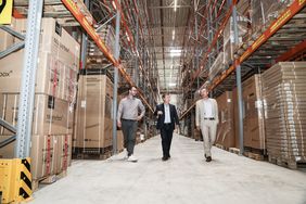 V.l.: Michael te Heesen, Geschäftsführer ABC-Logistik GmbH, Holger te Heesen, Geschäftsführer und Inhaber ABC-Logistik GmbH, und Oberbürgermeister Thomas Geisel in einer Lagerhalle. Foto: Melanie Zanin