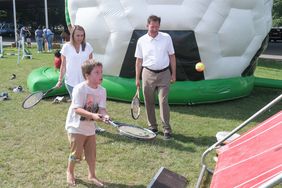 Stadtdirektor Burkhard Hintzsche und Stella Kluge-Töpperwein, Vorständin des Stadtsportbundes, stellten am 5. August 2024 das Programm des diesjährigen OAC-Camps vor und starteten dann einen Selbstversuch in TriTennis. Fotos: Gstettenbauer