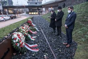 Am Spätnachmittag legte zudem (vorne im Bild) Jakub Wawrzyniak, Generalkonsul der Republik Polen in Köln, einen Kranz am Mahnmal in Derendorf nieder. Er wurde dabei von Dr. Bastian Fleermann und Aron Malinsky begleitet; Foto: Michael Gstettenbauer