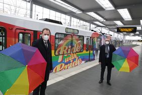 Oberbürgermeister Dr. Stephan Keller (links) und Rheinbahn-Vorstandsvorsitzender Klaus Klar schickten die Pride-Bahn von der Arena aus auf die Strecke. Fotos: Rheinbahn, Ingo Lammert