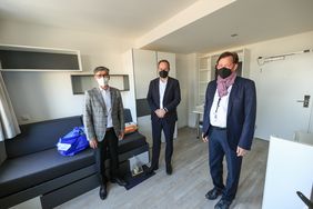 Oberbürgermeister Dr. Stephan Keller (Mitte) verschaffte sich gemeinsam mit Stadtdirektor Burkhard Hintzsche (r.) und Zeki Anter, CEO der Solidare Real Estate Group, einen Überblick über die Einrichtungsarbeiten in den Appartements. Foto: LHD/Melanie Zanin