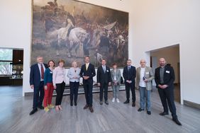 Bürgermeister Josef Hinkel (5.v.l.) mit der Stipendiatengruppe des Europanetzwerks Deutsch des Goethe-Instituts im Jan-Wellem-Saal des Düsseldorfer Rathauses