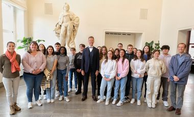 Bürgermeister Josef Hinkel (M.) mit den Schülerinnen und Schülern im Jan-Wellem-Saal des Düsseldorfer Rathauses. Foto: Meyer