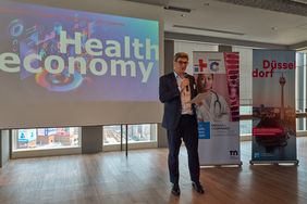 Wirtschaftsdezernent Christian Zaum beim Health Seminar, das gemeinsam mit der Messe Düsseldorf ausgerichtet wurde, in Kobe; Foto: Stadt Düsseldorf