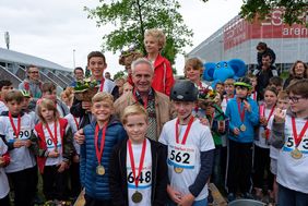 Vierte Station des Petit Départ in Stockum: Burkhard Albes, Vorsitzender des Sportausschusses, zeichnete die teilnehmenden Kinder mit Medaillen aus.