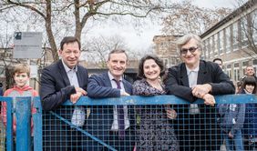 V.l.: Stadtdirektor Burkhard Hintzsche, OB Thomas Geisel, Schulleiterin Dr. Antonietta Zeoli und Regisseur und Fotograf Wim Wenders. Foto: Heidrich