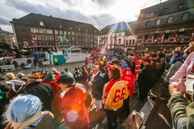 "Düsseldorf - gemeinsam jeck" - die Karnevalisten in der Landeshauptstadt feiern ihren Rosenmontagszug 2019. Foto: Melanie Zanin