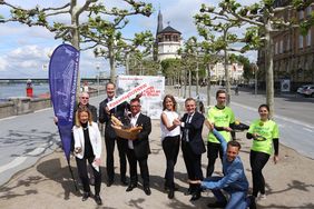 Oberbürgermeister Thomas Geisel (4.v.r.) stellte gemeinsam mit Festteilnehmern und - organisatoren Einzelheiten zum Programm des Tunnelfestes am Sonntag, 19. Mai, vor. Foto: Ingo Lammert