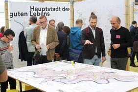 Vier beauftragte Planungsteams stellten bei der öffentlichen Zwischenpräsentation ihre Entwürf vor, die anschließend diskutiert wurden; Foto: Lammert
