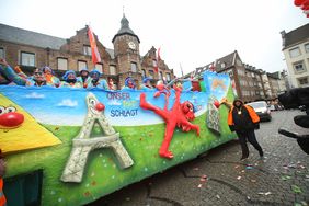 "Unser Rad schlägt um die Welt" - die Karnevalisten in der Landeshauptstadt feiern ihren Rosenmontagszug 2020; Foto: Manie Zanin