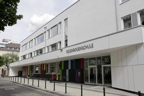 Die Regenbogenschule in Friedrichstadt wurde in 16 Monaten erbaut. Die Baukosten belaufen sich auf rund 16 Millionen Euro. Foto: Ingo Lammert
