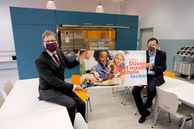 Stadtdirektor Burkhard Hintzsche (r.) und Schulleiter Axel Kuhn freuen sich über die neue Mensa. Foto: Michael Gstettenbauer