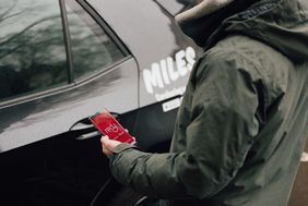 Die Landeshauptstadt Düsseldorf hat eine Entwicklungspartnerschaft mit dem Carsharing-Unternehmen Miles Mobility geschlossen. 16 Stellplätze sind jetzt an sieben Mobilitätsstationen verfügbar. Foto: Connected Mobility Düsseldorf