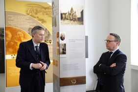 Minister der Justiz des Landes Nordrhein-Westfalen Dr. Benjamin Limbach (r.) hat am Dienstag, 11. April, die Mahn- und Gedenkstätte der Landeshauptstadt Düsseldorf besucht. Foto: Ingo Lammert