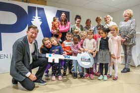 Die kleinen Besucherinnen und Besucher der Kita Fuldaer Straße freuen sich gemeinsam mit Stadtdirektor Burkhard Hintzsche über die neuen Räume, © Landeshauptstadt Düsseldorf/Melanie Zanin