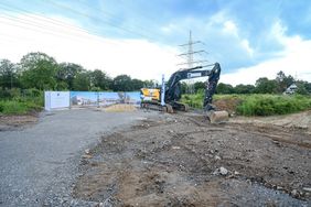 Auf dem Gelände an der Werstener Friedhofstraße 70-72 entsteht ein Neubau für die Feuer- und Rettungswache 7 und den Zentralen Betriebshof Süd des Gartenamtes. Foto: Michael Gstettenbauer