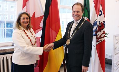 Oberbürgermeister Dr. Stephan Keller empfing die Konsulin von Kanada, Ladan Amirazizi, am Mittwoch, 25. Februar 2026, zum Antrittsbesuch im Rathaus. Foto: LHD/David Young