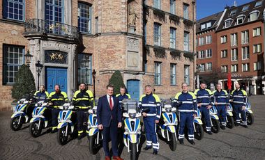 Ordnunsgdezernent Christian Zaum (v.) bei der Übergabe von zehn neuen Motorrollern an das Ordnungsamt der Landeshauptstadt Düsseldorf. Foto: Landeshauptstadt Düsseldorf/David Young