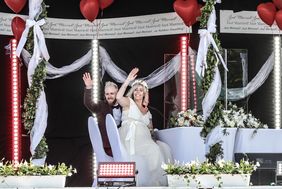 Das glückliche Paar winkt seinen Gästen im Autokino; Foto: Zanin