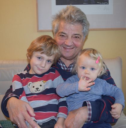 Foto von Eberhard Gebauer mit seinen Enkeln Paul und Ava