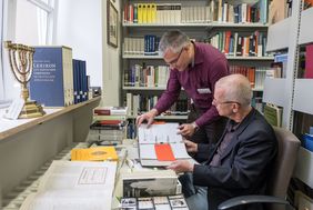 Die Projektmitarbeiter Immo Schatzschneider (hinten) und Gerd Genger bei der Recherchearbeit in der Mahn- und Gedenkstätte Düsseldorf