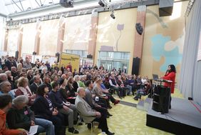 Planungsdezernentin Cornelia Zuschke begrüßte die Gäste der öffentlichen Zwischenpräsentation in der Turbinenhalle der Stadtwerke; Foto: Lammert