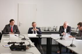 Stellten die Vorkehrungen in Düsseldorf im Vorfeld der Wiederaufnahme des Spielbetriebes der Fußball-Bundesliga vor: Oberbürgermeister Thomas Geisel (M.), Ordnungsdezernent Christian Zaum (l.) und Giuseppe Saitta. Foto: Lammert