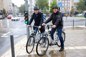 Stellten Einzelheiten zur neuen Fahrrad-App "traffic pilot" vor: Florian Reeh, Leiter des Amtes für Verkehrsmanagement (li.),  und Heiko Böhme, Sachgebietsleiter Verkehrssystemmanagement. Foto: Michael Gstettenbauer