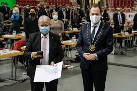 Oberbürgermeister Dr. Stephan Keller (r.) hat das langjährige Ratsmitglied Klaus-Dieter Lukaschewski mit der Verdienstplakette des Rates ausgezeichnet; Foto: Gstettenbaur