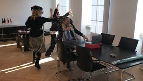 Mini-Möhnen-Sturm auf das OB-Büro: Oberbürgermeister Dr. Stephan Keller ist eigentlich gerade in einer WDR-Schalte - und dann mitten im Konfetti-Regen.