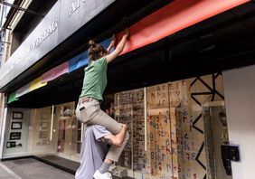 Lokal ansässige Selbständige, Unternehmen und Studierende haben auf Initiative des KomKuK Schaufenster sowie Fassadenverkleidungen der Friedrichstraße 24, 26 und 28 gestaltet, © Landeshauptstadt Düsseldorf/Lars Heidrich
