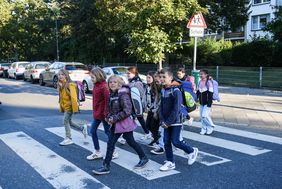 Schüler der dritten Klassen der Sternwartschule, Im Dahlacker, zeigen wie es richtig geht: Zu Fuß und über den Zebrastreifen gehen sie zur Schule. Foto: Michael Gstettenbauer