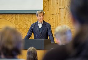 Bürgermeister Josef Hinkel begrüßte die jungen Debattantinnen und Debattanten am Freitag, 10. Februar, im Plenarsaal. Foto: Uwe Schaffmeister