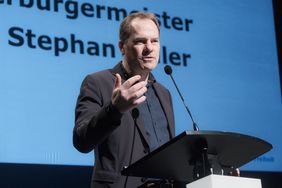 Oberbürgermeister Dr. Stephan Keller begrüßte die Gäste der Matinee zum Thema "Intersektionaler Feminismus" im Schauspielhaus. Foto: Michael Gstettenbauer