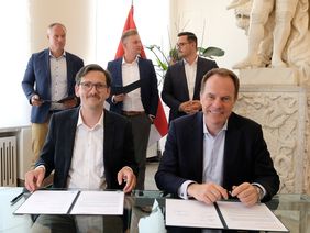 Bei der Unterzeichnung der Vereinbarung: Tim Hagdorn, Netto Marken-Disount Stiftung Co. KG und Oberbürgermeister Dr. Stephan Keller. Foto: Wilfried Meyer