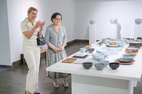 "Touch gently": Dr. Daniela Antonin (l.), Direktorin des Museums, und Young-Jae Lee stellten die Werke in der Ausstellung vor, von denen einzelne auch angefasst werden können, Foto: Gstettenbauer