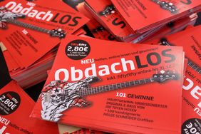 1.000 Lose der Aktion "Obdach-Los" des Vereins "fiftyfifty" erhalten Teilnehmende der Jugendberufshilfe Düsseldorf und haben damit die Chance auf den Hauptpreis: ein E-Bass der Toten Hosen. Foto: David Young