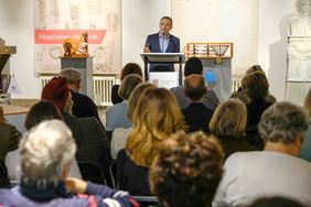 Oberbürgermeister Thomas Geisel eröffnete die Ausstellung am Samstag, 23. Februar; Foto: Michael Gstettenbauer 