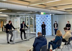 V.l.: Oberbürgermeister Dr. Stephan Keller, Stadtdirektor Burkhard Hintzsche, Miriam Koch, Leiterin des Amtes für Migration und Integration, Mejrem Imer und Sven Weiß, Leitung Führungsstab, im neuen "Info-Point Ukraine" © Landeshauptstadt Düsseldorf/Martin Vornhof