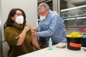 Erzieherin Meriam Radsi (29) wird von Dr. Uwe Hentschel geimpft. Foto: David Young