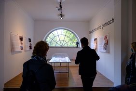 Blick in die Ausstellung 'Erinnerungsgeister und Hoffnungslichter' im Theatermuseum Düsseldorf - Raum 1 'Geschichte wird gemacht: Impulse Theater Festival'