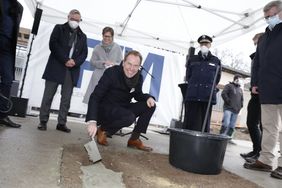 Oberbürgermeister Dr. Stephan Keller (vorne) hat am Dienstag, 14. Dezember, in Rath den Grundstein für eine neue Jugendverkehrsschule gelegt. Foto: Ingo Lammert