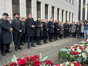 Am Vormittag hat OB Dr. Keller gemeinsam mit Vertretern aus Politik, Kirchen, Verbänden und Gewerkschaften Kränze am ehemaligen Standort der Düsseldorfer Synagoge an der Kasernenstraße niedergelegt. Foto: Landeshauptstadt Düsseldorf