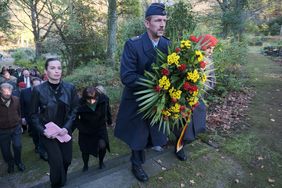 Die Bezirksvertretung 7 hatte auf dem Waldfriedhof Gerresheim zur Gedenkfeier eingeladen. Beigeordnete Britta Zur sprach dort ein Grußwort und nahm an der Kranzniederlegung am Ehrenmal teil.