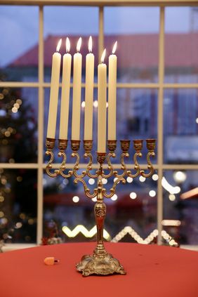 Die Chanukkia, der achtarmige Leuchter mit einem neunten Dienerlicht, dem Schamasch, dessen Kerzen zum jüdischen Chanukkafest entzündet werden, Foto: Lammert.