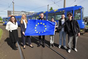 OB Dr. Stephan Keller mit Annette Grabbe, Vorstandssprecherin der Rheinbahn, und Jessica Breitkopf (l.), Leiterin des Büros für Internationale und Europäische Angelegenheiten, und drei Schülern der Heinrich-Heine-Gesamtschule Düsseldorf. Foto: Young