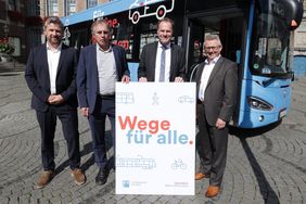 Stellten Einzelheiten zur neuen Marke "Wege für alle" vor: Rolf Neumann, CMD, Jochen Kral, Mobilitätsdezernent, Oberbürgermeister Dr. Stephan Keller und Michael Richarz, Rheinbahn (v.l.) © Landeshauptstadt Düsseldorf, David Young 